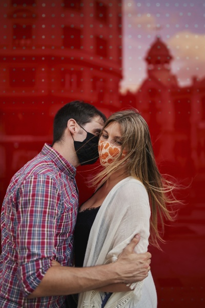 par kysser med beskyttende ansigtsmaske mod