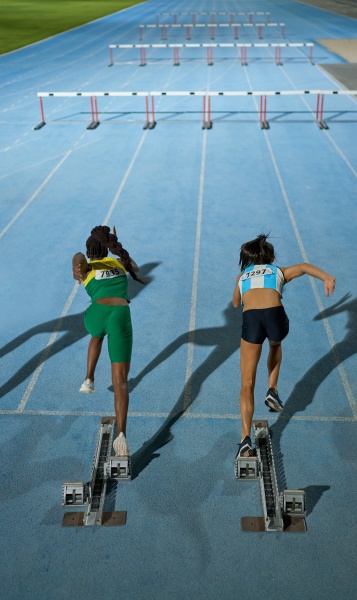 kvindelige atletik atleter starter hurdle konkurrence
