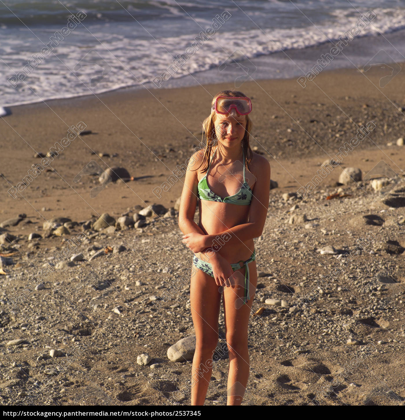 teenage pige i bikini på stranden i costa rica royalty free image