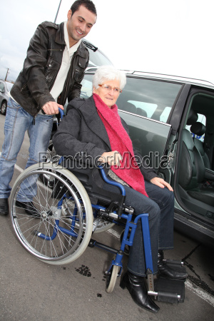 Bliv sammenfiltret Bedre Urimelig Ung mand hjælper senior kvinde i kørestol - Stockphoto #4775480 |  PantherMedia Billedbureau