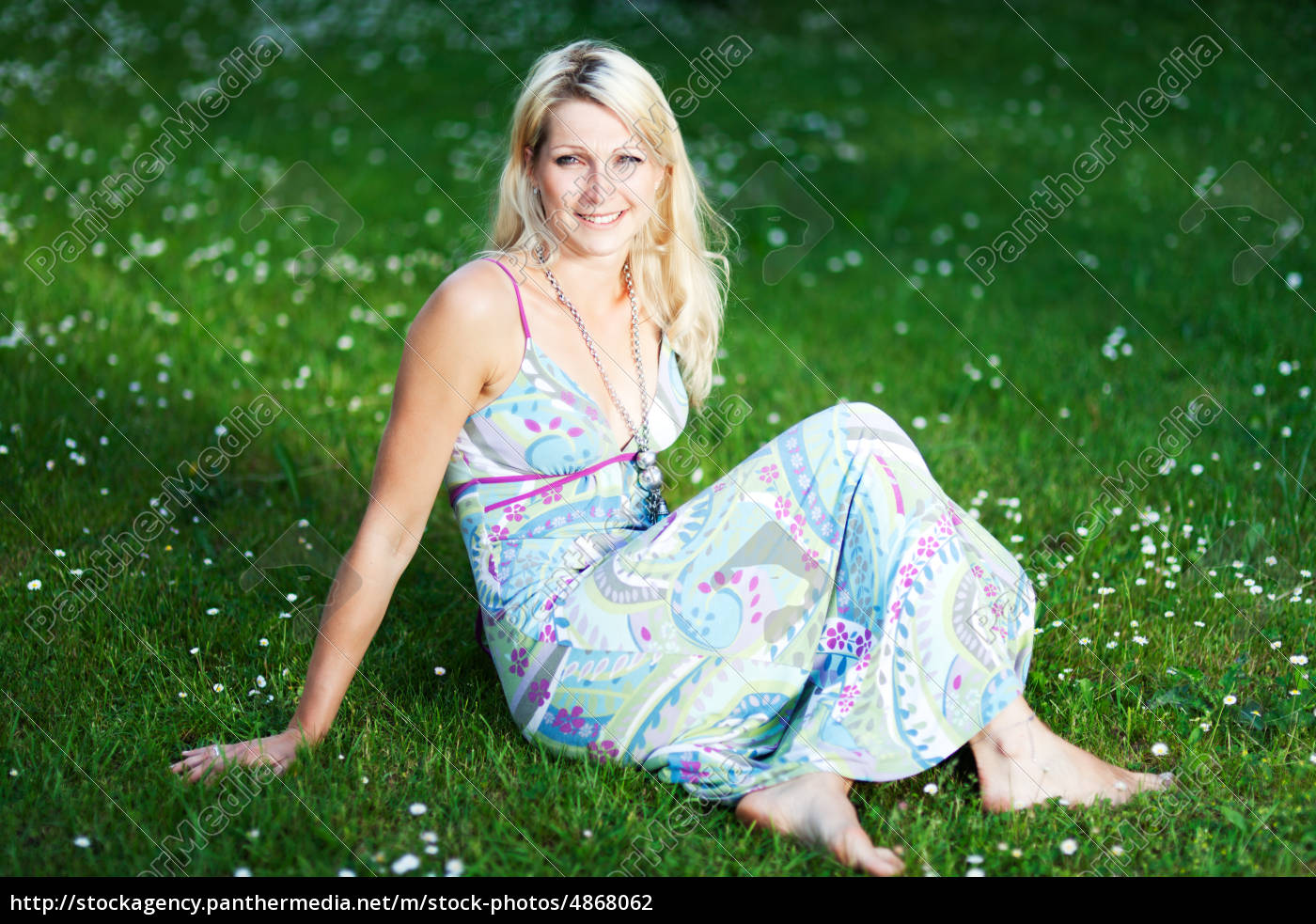 kvinde i en sommerkjole på en eng - Stockphoto #4868062 | PantherMedia Billedbureau