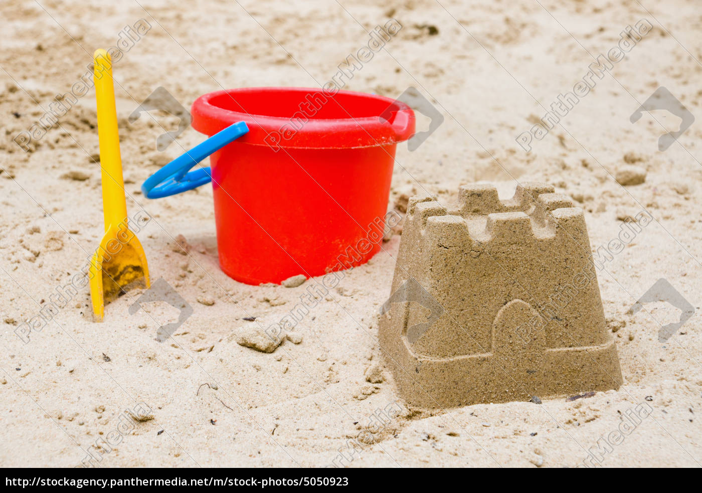 sandcastle med spand og skovl - Stockphoto #5050923 | PantherMedia