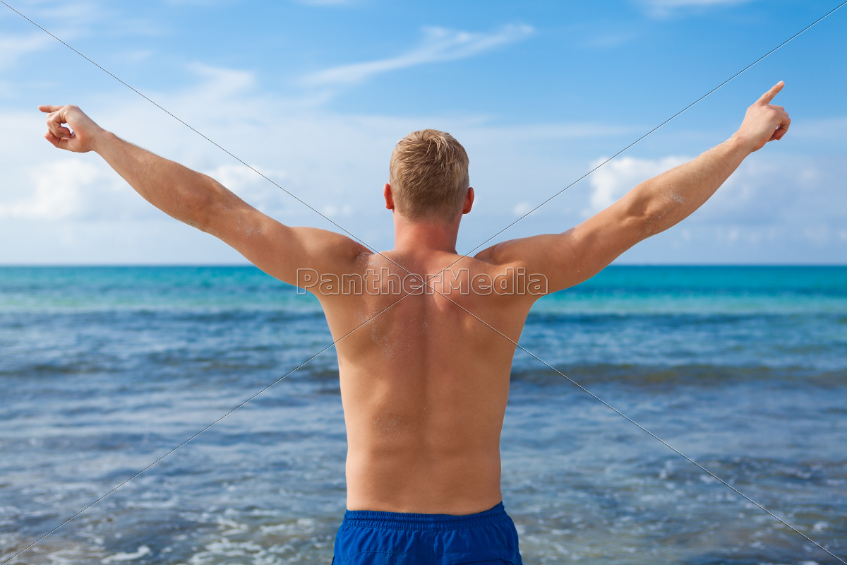 blive forkølet bakke Belyse Sporty ung mand i badebukser på ferie på stranden - Royalty Free Image  #10291573 | PantherMedia Billedbureau