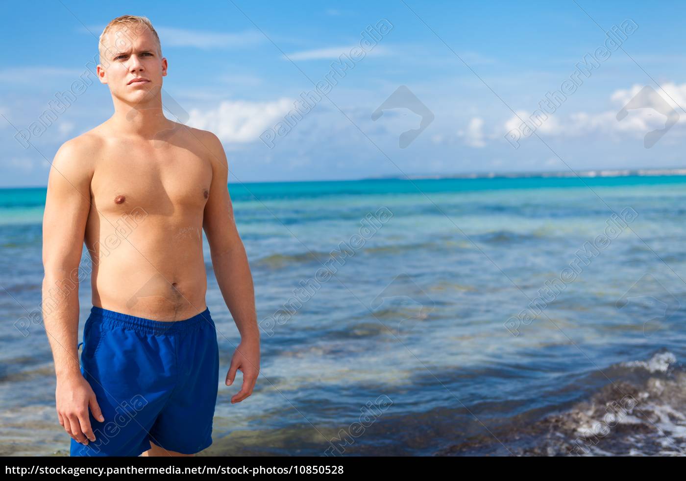 moderat Garderobe enke sporty ung mand i badebukser på stranden på ferie - Stockphoto #10850528 |  PantherMedia Billedbureau