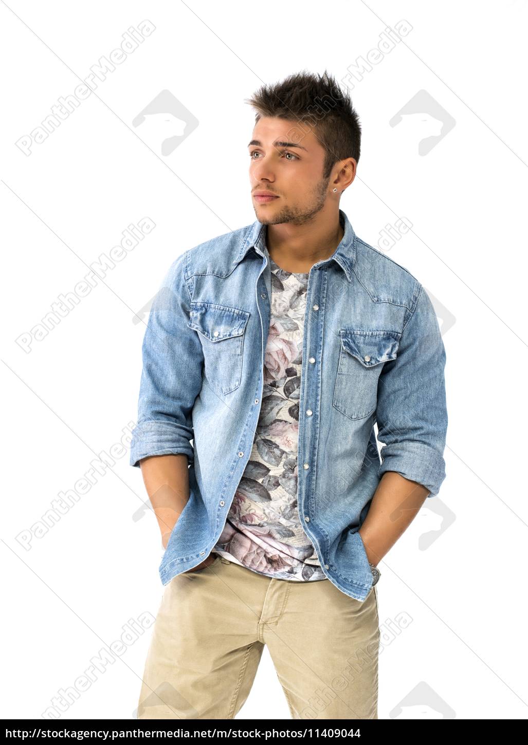 Fremragende sløjfe konstant Smuk ung mand stående med åben denim skjorte - Stockphoto #11409044 |  PantherMedia Billedbureau