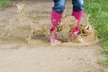 Ung kvinde med hoppe i pyt - Stockphoto #12352674 | PantherMedia Billedbureau