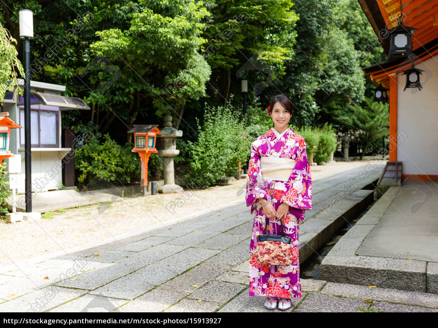 Himmel dette liner asiatisk kvinde med kimono kjole på traditionel tempel - Royalty Free Image  #15913927 | PantherMedia Billedbureau