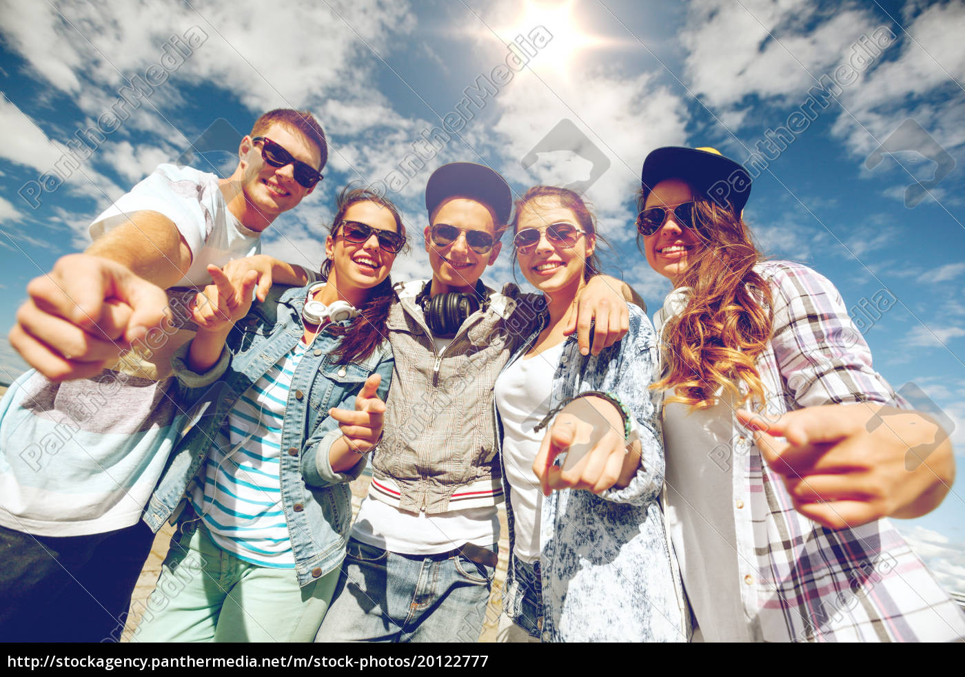 smilende teenagere i solbriller hængende udenfor - Royalty #20122777 | PantherMedia