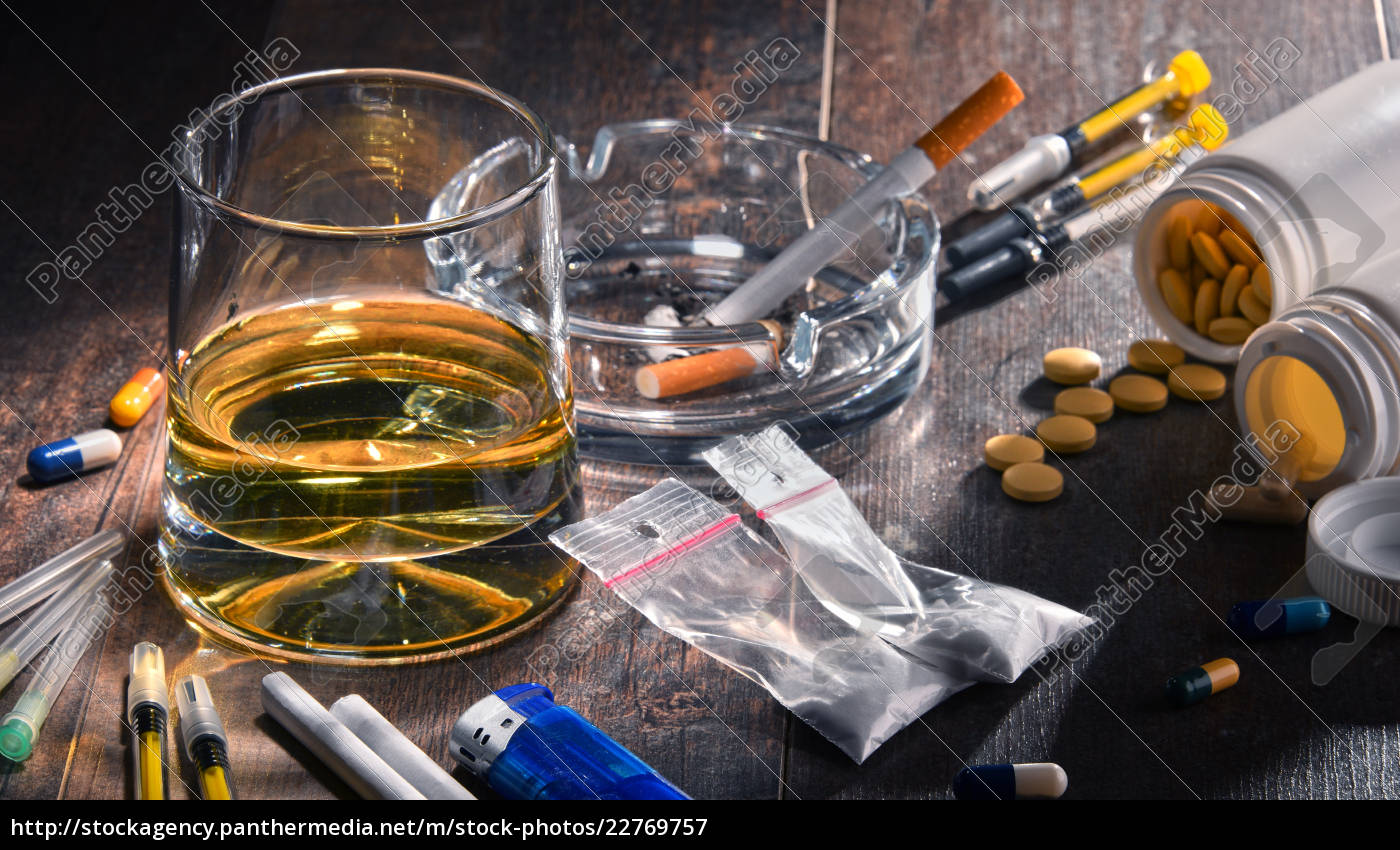 Glamour Meningsløs favor Vanedannende stoffer herunder alkohol cigaretter og - Stockphoto #22769757  | PantherMedia Billedbureau