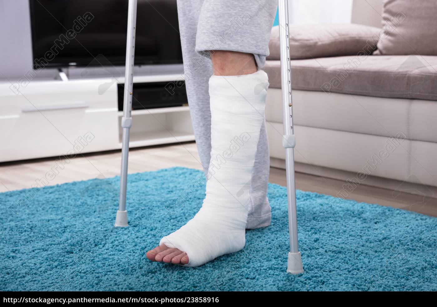 Mand brækket ben walking gulvtæppet - #23858916 | PantherMedia Billedbureau