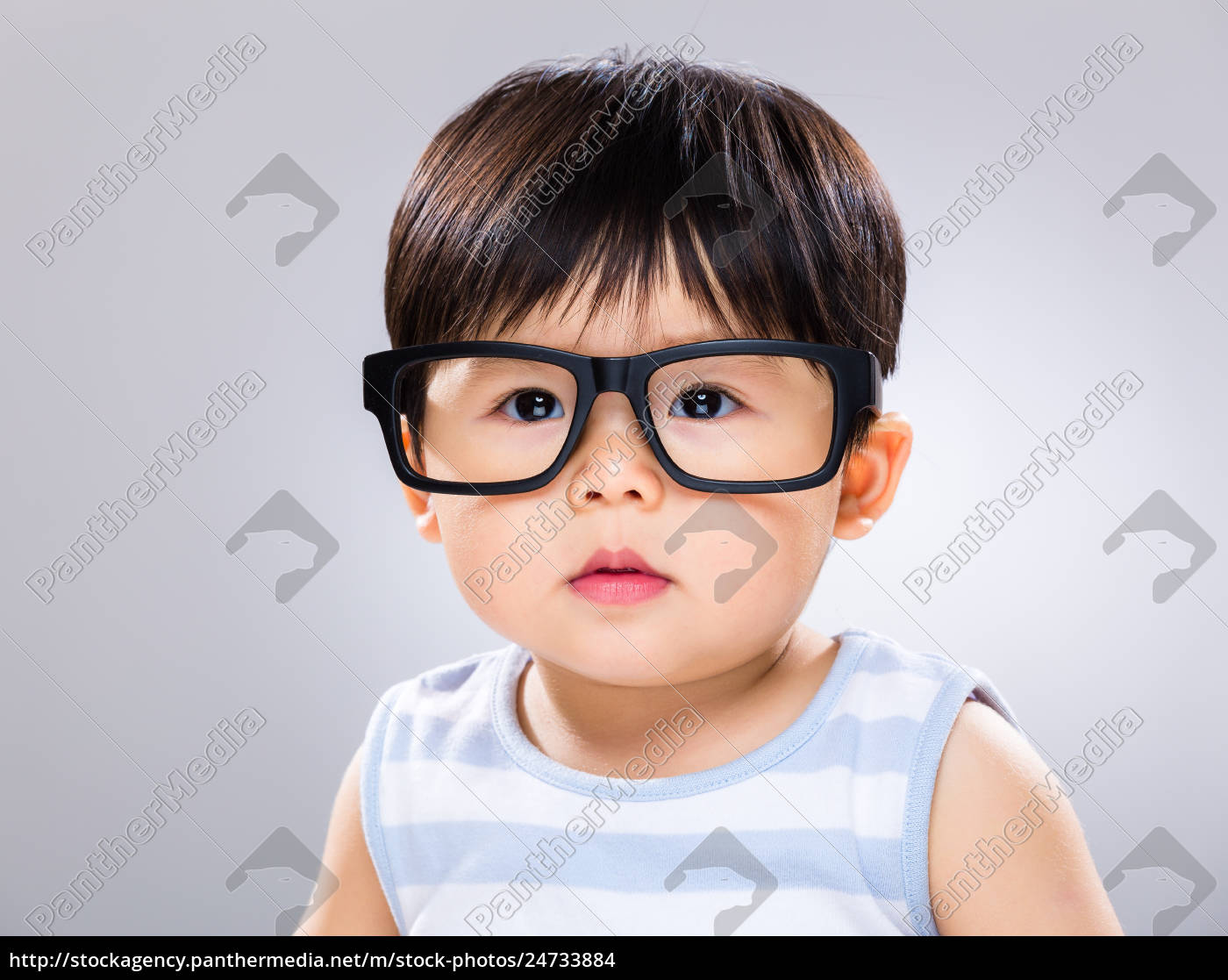 Baby dreng med sorte briller Stockphoto #24733884 | PantherMedia Billedbureau
