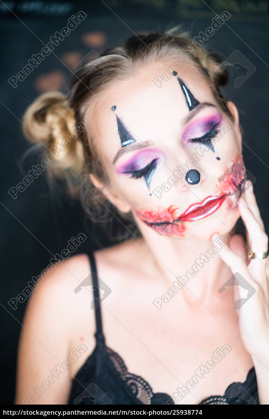 Kvinde med klovn Halloween - Stockphoto #25938774 | PantherMedia Billedbureau