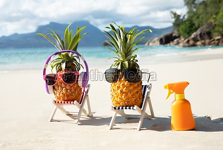 Taknemmelig Sidelæns Spænde Solbriller på ananas på stranden - Stockphoto #26950137 | PantherMedia  Billedbureau