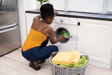 Kvinde lastning beskidt tøj i vaskemaskine til - #28591560 | PantherMedia Billedbureau